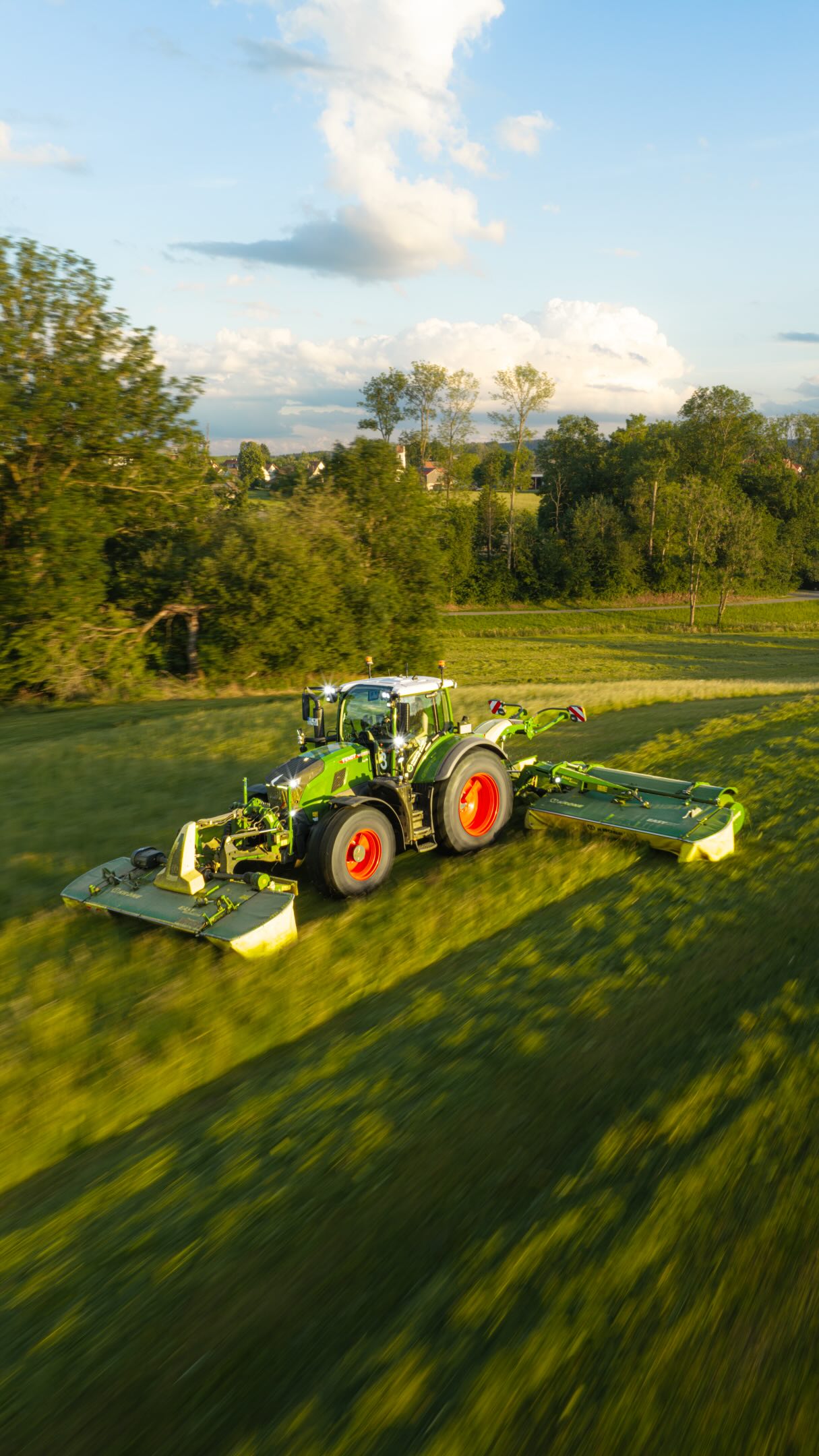 Luftaufnahme eines mähenden Traktors